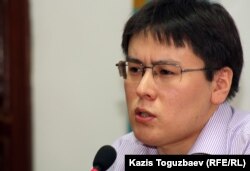 Оппозиционный активист Жанболат Мамай выступает на пресс-конференции о своем освобождении из-под ареста. Алматы, 13 июля 2012 года.