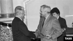 Михалков Ельциндин колунан кезектеги сыйлыкты алып жатат.