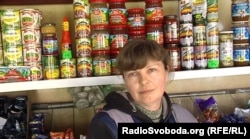 Продавчиня у продуктовому магазині в Старобешеві