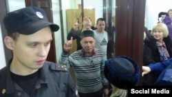 Илмир Имаев (уртада) 2014 елның 18 декабрендә Казанда хөкем карарыннан соң