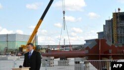 Ukainanyň prezidenti W.Ýanukowiç “Çernobyl” stansiýasynyň weýran bolan reaktorynyň daşyna täze germew gurmaklyga "pata" berýär. 26-njy aprel, 2012.