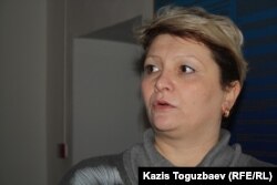 Светлана Ващенко, мать Владислава Челаха, приговоренного к пожизненному сроку по обвинению в убийстве 15 человек. Алматы, 5 февраля 2013 года.