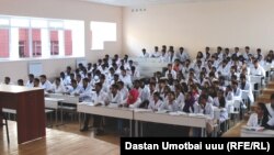 Индиядан келген студенттер. Ош шаары. Архив.