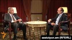 Armenia - Raffi Hovannisian, opposition candidate at the presidential election and former Foreign Minister, is interviewed by Harry Tamrazian, director of RFE/RL's Armenian Service, Yerevan, 28Jan2013