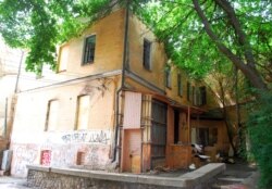 Вигляд на «будинок з балконом Грушевського» із двору, 2018 рік