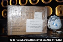 Презервативи в гей-клубі. Власники кажуть,що це гуманітарна допомога від міжнародних організацій, поліція розглядає їх як можливі докази, Дніпро, 23 квітня 2019 року