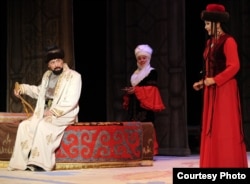 "Курманжан датка" спектаклинен көрүнүш.