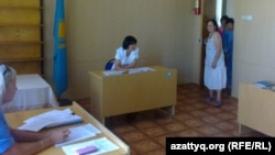 Зинаида Мухортова входит в зал, где проходит суд по делу о принудительном лечении ее в психдиспансере. Балхаш, 16 августа 2013 года.