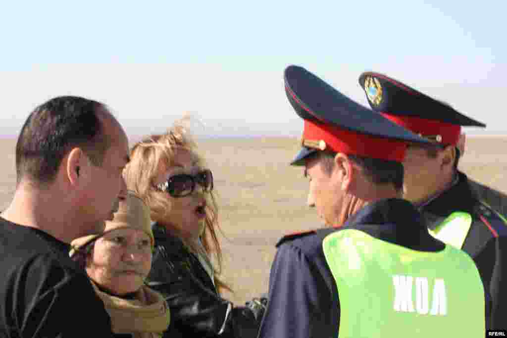 Жол полициясы марқұм Қанат Молдабаевтың анасы келе жатқан көлікті тексерді. - Полиция марқұмның анасы Райхан Молдабаева (солдан - екінші)  мен адам құқығын қорғаушы Роза Ақылбекова (сол жақтан үшінші) ұстап жібермеуге тырысты. Алматы облысы, 20 қазан 2009 жыл. Сол күні Талдықорғандағы Алматы облыстық сотының апелляциялық алқасы Жовтистің үкіміне шағымды қарап жатқан болатын. Бақылаушылардың Азаттық радиосына хабарлауынша, сотта Райхан Молдабаеваның айыпталушы Жовтиске кешірім беруін сұрағандығына қарамастан апелляциялық алқаның төрағасы үкімді өзгеріссіз қалдырды.  