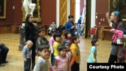 Марказий-осиёлик меҳнат муҳожирлари болалари учун машғулотлар Санкт Петербург музейларида ҳам ўтказилмоқда.