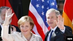 جرج بوش و آنگلا مرکل در جریان دیدار ژوئن گذشته بوش از آلمان