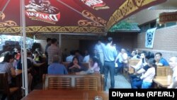 Шымкентте жер мәселесін дәмханада талқылаған жиын. 28 сәуір 2016 жыл.  