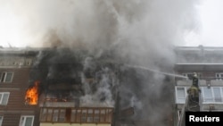 Тушение пожара  в квартире, где взорвался газовый баллон. Иллюстративное фото.