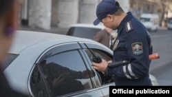 Кыргызстандын жол тескөөчү адиси. Иллюстрациялык сүрөт.