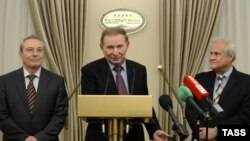 (Зьлева направа) Азамат Кульмухаметаў, Леанід Кучма і Марцін Сайдзік падчас прэс-канфэрэнцыі пасьля пасяджэньня кантактнай групы па ўрэгуляваньні сытуацыі на паўднёвым усходзе Ўкраіны. Менск, 30 верасьня 2015 году