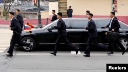 Ким Чен Ын түшкөн лимузинди анын жансакчылары коштоп баратышат. Орусия. Владивосток шаары. 24-апрель, 2019-жыл.  