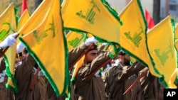 رژۀ نظامی نیروهای حزب‌الله در تشییع جنازۀ اسماعیل باز، از فرماندهان ارشد این گروه شبه‌نظامی که در حملۀ پهپادی اسرائیل در جنوب لبنان کشته شد