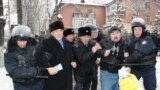 Полиция задерживает участников акции протеста против действия властей в Жанаозене, среди них политик Хасен Кожа-Ахмет (второй слева). Алматы, 17 декабря 2011 года.      