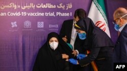 Мешканка Ірану отримує дозу вакцини місцевого виробництва під час першої фази її випробування