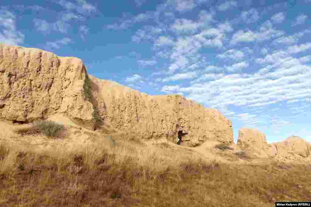 Стены крепости построены из больших глиняных блоков и длинных кирпичей. Толщина стены у основания составляет 7-9 метров, к верхней части ее толщина соразмерно уменьшается. На высоте 8 метров толщина стены составляет 3-4 метра. &nbsp;