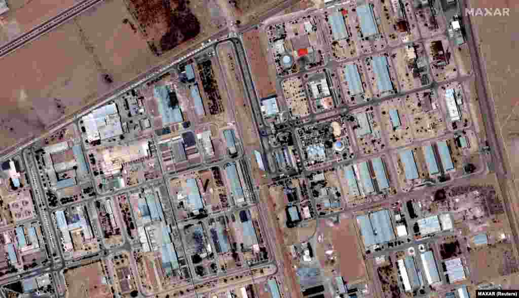 تصویر ماهواره‌ای از تأسیسات غنی‌سازی اصفهان در ۲۹ خرداد و تصویر دیگری که در اول تیرماه پس از حملات آمریکا گرفته شده است.