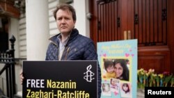 ریچارد رتکلیف، همسر نازنین زاغری گفته است در همراهی با همسر زندانی‌اش در زندان اوین در برابر سفارت جمهوری اسلامی در لندن دست به اعتصاب غذا می‌زند