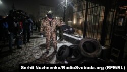 У посольства России в Киеве в ночь на понедельник