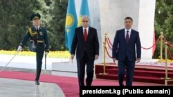 Президент Садыр Жапаров президент Касым-Жомарт Токаевди Ала-Арча мамлекеттик резиденциясында тосуп алган учуру. 26-май, Бишкек.