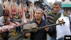 Ўзбекистонда айрим кўзи ожизлар иш йўқлиги сабабли бозорларда машшоқлик билан кун кечиришга мажбур бўлмоқда.