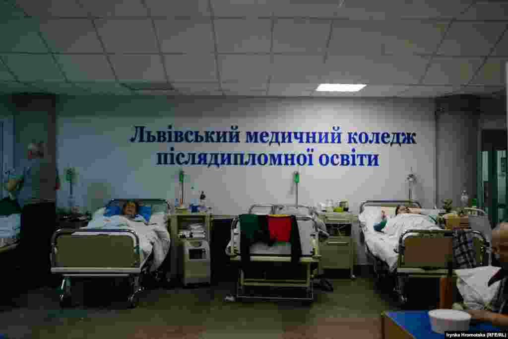 Через високу захворюваність на коронавірус у Львівській області, ліжка для хворих розставили у приміщенні медичного коледжу