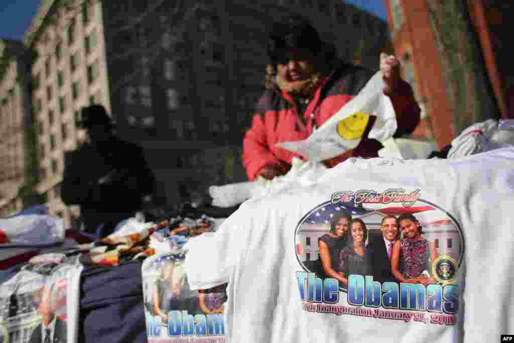 فروشنده ای در واشینگتن، کالاهایی با عکس باراک اوباما عرضه می کند.