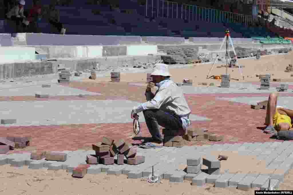 Курулушта 1000ге жакын жумушчу нөөмөт менен иштешүүдө.