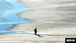 آب دریاچه ارومیه در برخى نقاط آن تا ۱۰ کیلومتر پس روى کرده است.