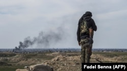 آخرین فرماندهان داعش که پس از سال‌ها جنگ‌های سنگین زنده مانده‌اند، در منطقه باغوز پناه گرفته و نبردها را در حالی که محاصره شده‌اند، هدایت می‌کنند.