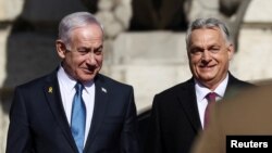 ویکتور اوربان (راست)، نخست‌وزیر مجارستان، در مراسم استقبال از بنیامین نتانیاهو، همتای اسرائیلی خود