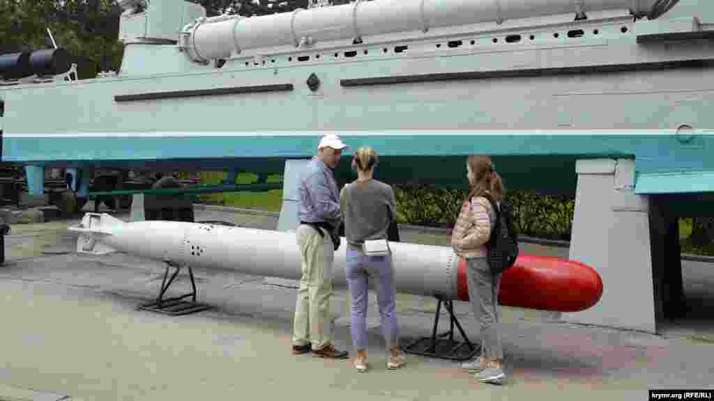 Ziyaretçiler, açıq yerde olğan arbiy tehnika ve silâsını baqmaqta