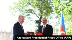 Թուրքիայի և Ադրբեջանի նախագահներ Ռեջեփ Թայիփ Էրդողանը և Իլհամ Ալիևը ստորագրել են երկու երկրների համագործակցության պայմանագիրը, Շուշի, 15 հունիսի, 2021թ.
