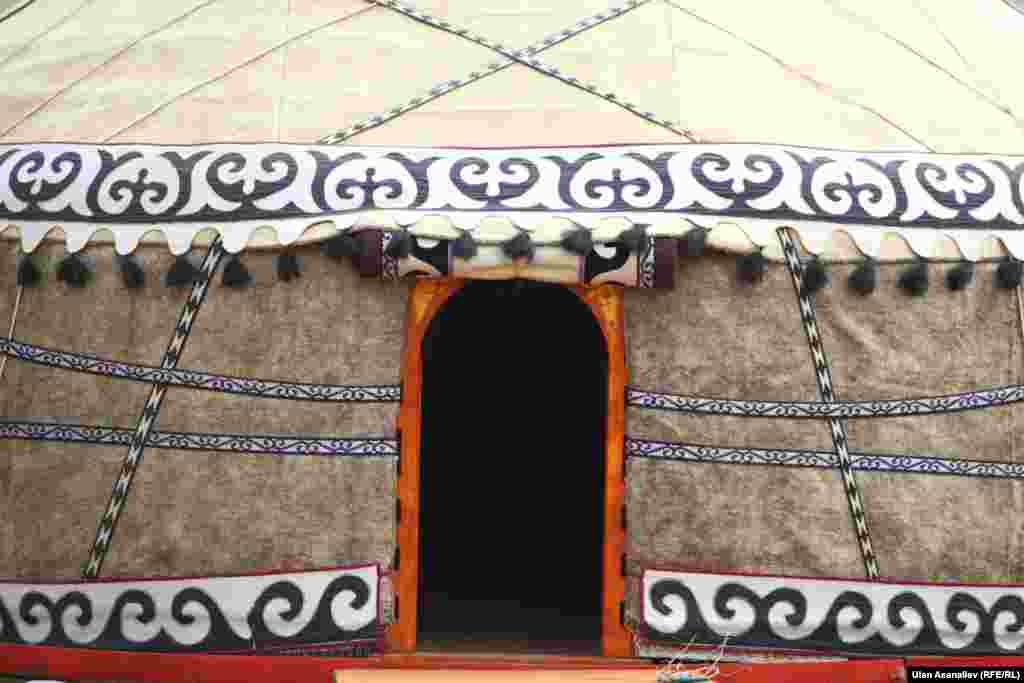 Жаңы тигилген боз үй