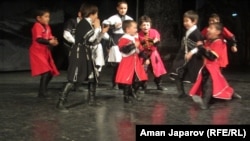 Лезгинка - жаш-кары сүйгөн бий