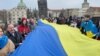 Українці розгорнули прапор України до прийдешнього Дня Соборності. Чехія, Прага, 19 січня 2025 року