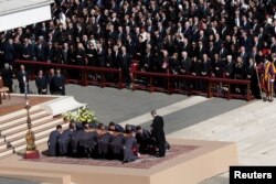 Kovčeg pape Franje tokom pogrebne mise na Trgu svetog Petra u Vatikanu, 26. april 2025.