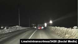 Снігові кучугури на автотрасах Криму. 10 лютого 2025 року