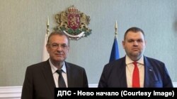 Съпредседателят на ДПС на Доган Джевдет Чакъров също премина в ДПС на Пеевски и се снима пред герба.