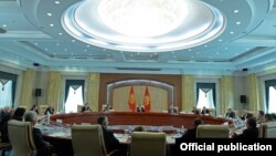 Кара-Кыргыз автоном облусунун түзүлгөндүгүнүн 90 жылдыгына  байланыштуу президент Алмазбек Атамбаев менен Тарых илимдерин өнүктүрүү комиссиясынын өкүлдөрүнүн жолугушуусу. 14-октябрь 2014-ж.