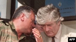 رادوان کاراجیچ (راست) همراه با راتکو ملادیچ متهم ردیف دوم جنایت جنگی در بوسنی و هرزه گوین که همچنان فراری است.(عکس: AFP)