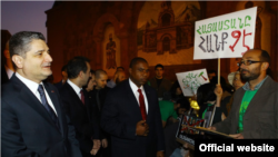 Премьер-министр Армении Тигран Саргсян беседует с протестующими экологами в Бербэнке (Калифорния, США), 10 декабря 2012 г.