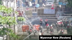 Մյանմայի բանակի ստորաբաժանումը պատրաստվում է հարձակվել ցուցարարների վրա, Յանգոն, 4-ը մարտի, 2021թ.