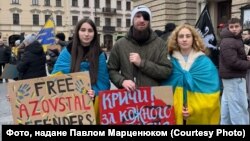 Петро Марцинюк (в центрі) під час акції з вимогою звільнення усіх полонених