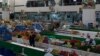 Aşgabatda dollar arzanlaýar, bazarlarda harytlar gymmatlaýar