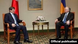 Армения - Встреча министров иностранных дел Армении и Турции - Эдварда Налбандяна (справа) и Ахмета Давутоглу (слева) в Ереване, 12 декабря 2013 г.